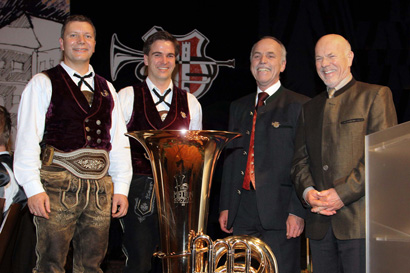 Fördervereinsvorsitzender Hans Jürgen Tremmel, Kassier Josef Trost, Musikvorstand Korbinian Heiß und Dirigent Bernd Eutermoser (von rechts)
